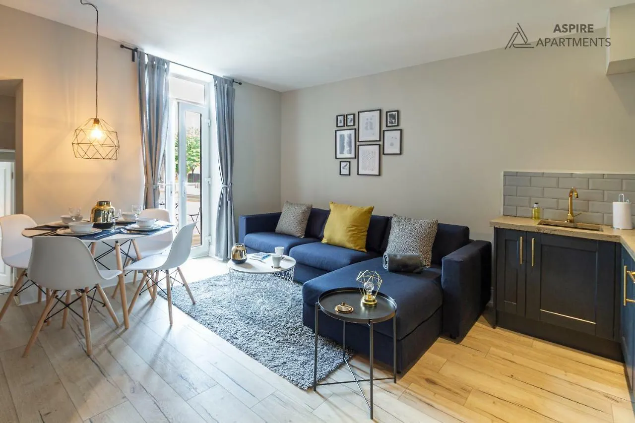 Elmire House ile iletişim