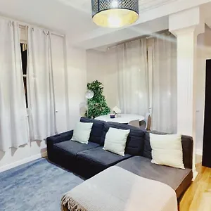 3 Bed City Centre Serviced - Sleeps 7 Apartment